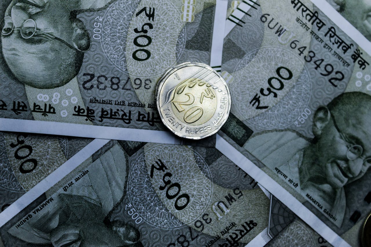 services-01 Detailed close-up of Indian 500-rupee notes and a 20-rupee coin, highlighting currency details.
